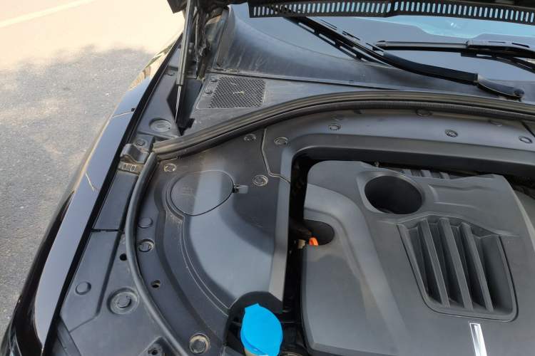 Used Wey VV7 2017 2.0T Ultra-Luxury Version Engine Bay Right