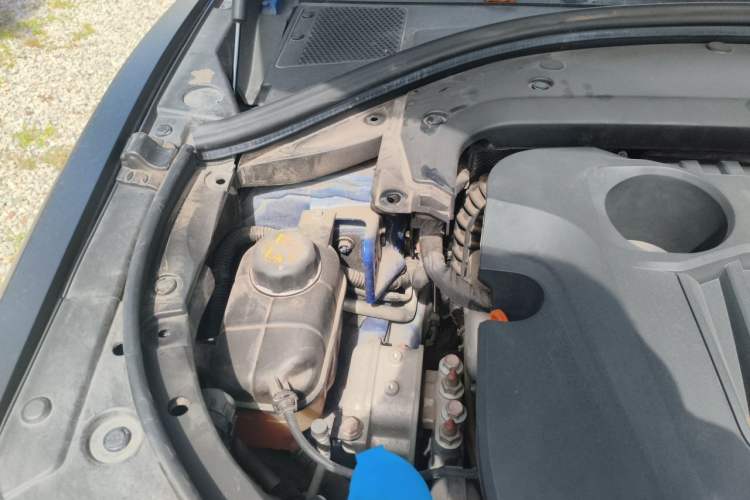 Used Wey VV7 2017 2.0T Ultra-Luxury Version Engine Bay Right