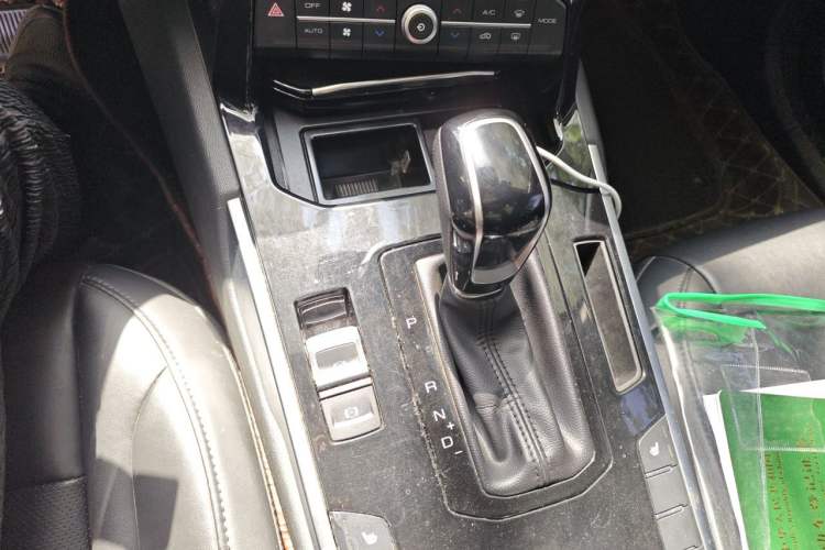 Used Wey VV7 2017 2.0T Ultra-Luxury Version Gear Lever