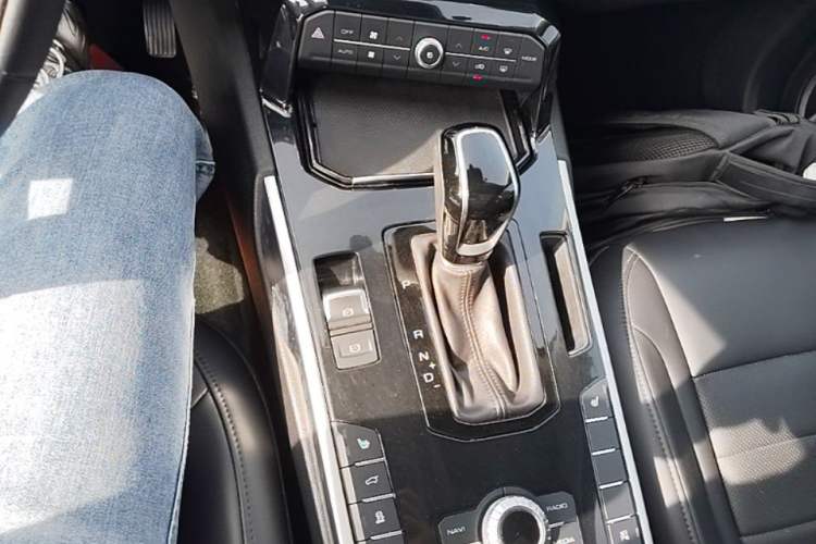 Used Wey VV7 2017 2.0T Ultra-Luxury Version Gear Lever
