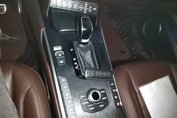 Used Wey VV7 2017 2.0T Flagship Model Gear Lever