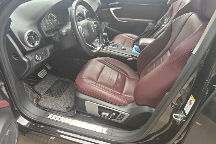 Used Wey VV7 2017 2.0T Flagship Model Interior 3