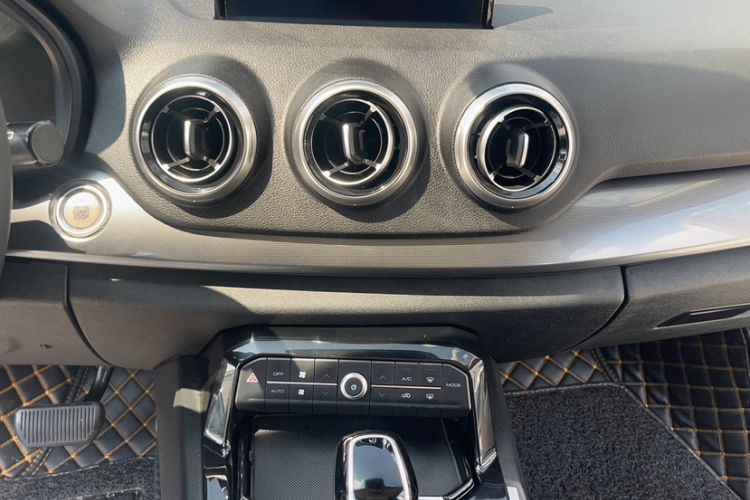 Used Wey VV7 2017 2.0T Ultra-Luxury Version Interior 4