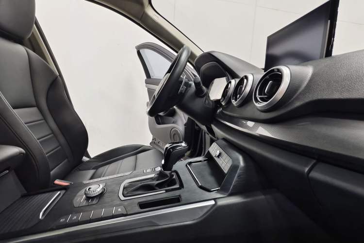 Used Wey VV7 2017 2.0T Ultra-Luxury Version Interior 5