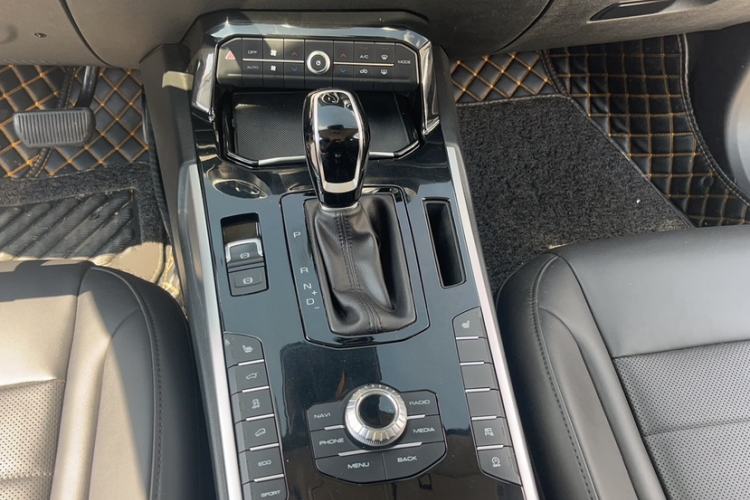 Used Wey VV7 2017 2.0T Ultra-Luxury Version Interior 5