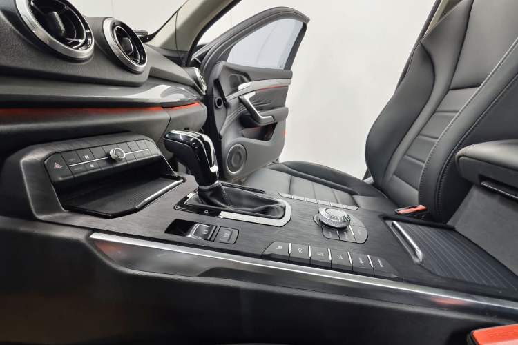 Used Wey VV7 2017 2.0T Ultra-Luxury Version Interior 8