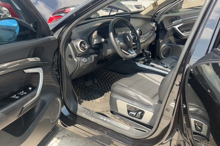 Used Wey VV7 2017 2.0T Ultra-Luxury Version Interior 8