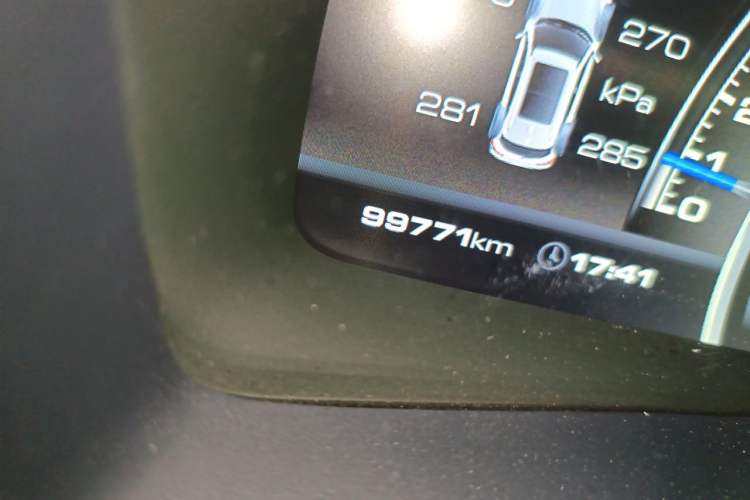 Used Wey VV7 2017 2.0T Flagship Model Odometer Close Up