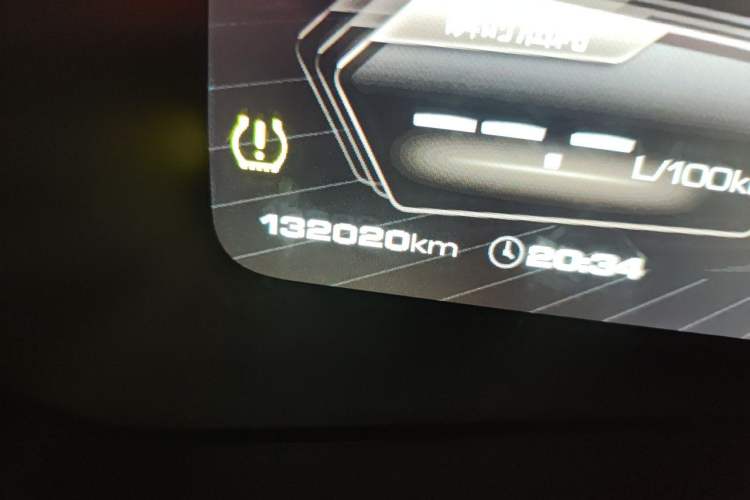 Used Wey VV7 2017 2.0T Flagship Model Odometer Close Up