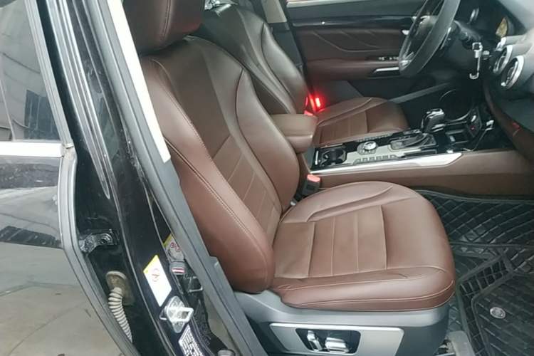 Used Wey VV7 2017 2.0T Flagship Model Right Front Seat