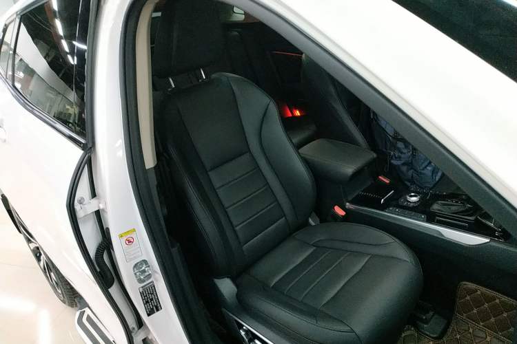 Used Wey VV7 2017 2.0T Ultra-Luxury Version Right Front Seat
