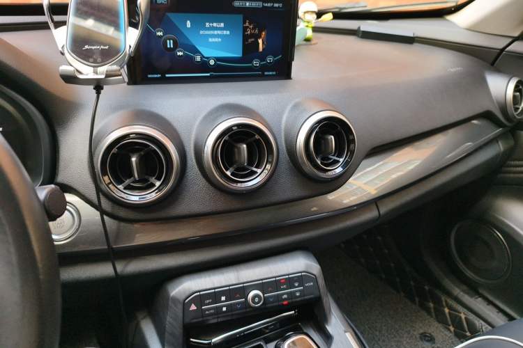 Used Wey VV7 2017 2.0T Luxury Model Audio And AC Panel