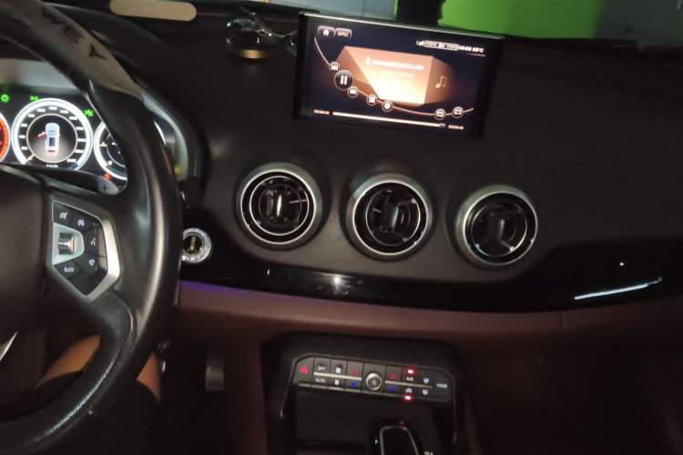 Used Wey VV7 2017 2.0T Ultra-Luxury Version Audio And AC Panel
