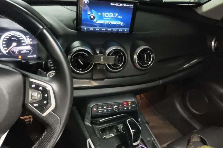 Used Wey VV7 2017 2.0T Flagship Model Audio And AC Panel