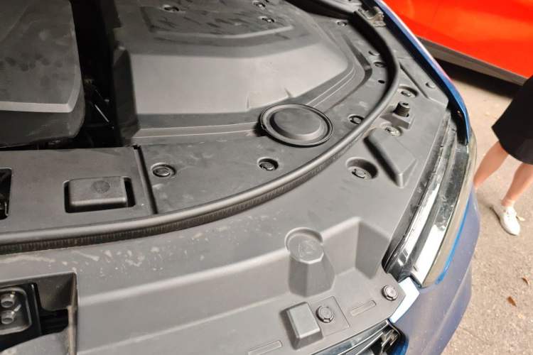 Used Wey VV7 2017 2.0T Flagship Model Engine Bay Left