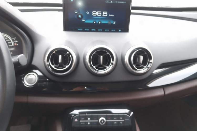 Used Wey VV7 2017 2.0T Ultra-Luxury Version Audio And AC Panel