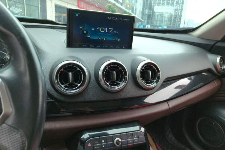 Used Wey VV7 2017 2.0T Flagship Model Audio And AC Panel