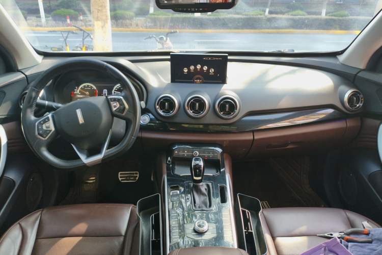 Used Wey VV7 2017 2.0T Flagship Model Interior 2