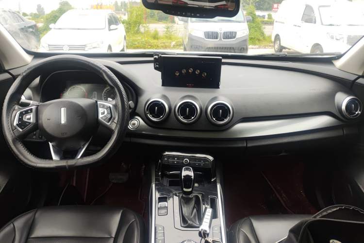 Used Wey VV7 2017 2.0T Ultra-Luxury Version Interior 2