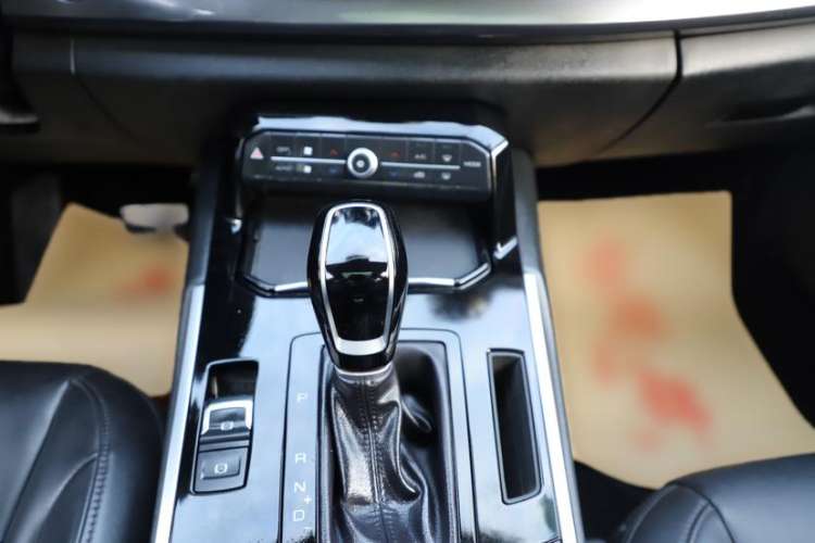 Used Wey VV7 2017 2.0T Ultra-Luxury Version Interior 3