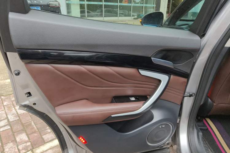 Used Wey VV7 2017 2.0T Flagship Model Left Rear Door Interior