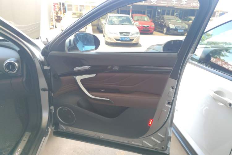 Used Wey VV7 2017 2.0T Flagship Model Right Front Door Interior