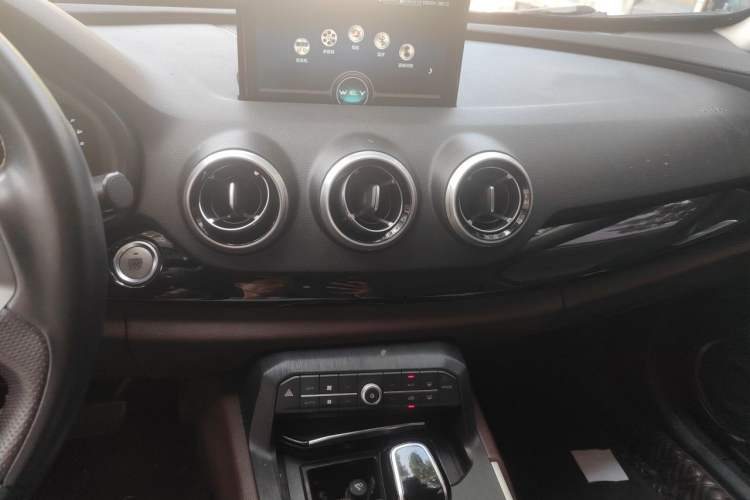 Used Wey VV7 2017 2.0T Ultra-Luxury Version Audio And AC Panel