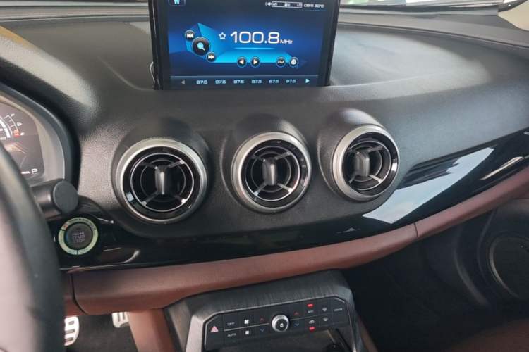 Used Wey VV7 2017 2.0T Flagship Model Audio And AC Panel