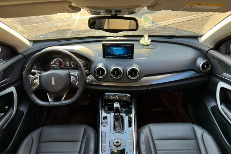 Used Wey VV7 2017 2.0T Luxury Model Interior 3