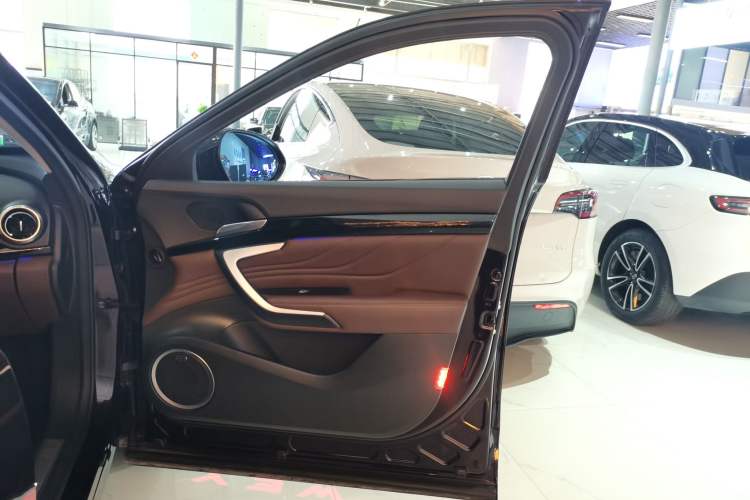 Used Wey VV7 2017 2.0T Flagship Model Right Front Door Interior