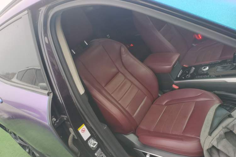Used Wey VV7 2017 2.0T Flagship Model Right Front Seat