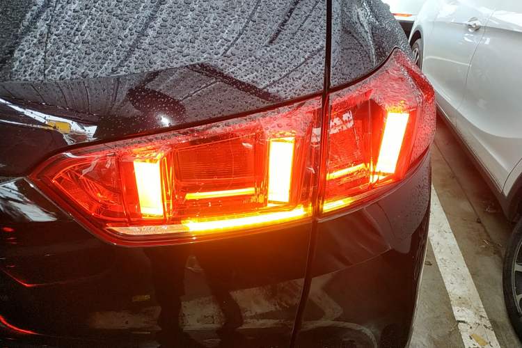 Used Wey VV7 2017 2.0T Ultra-Luxury Version Right Rear Taillight