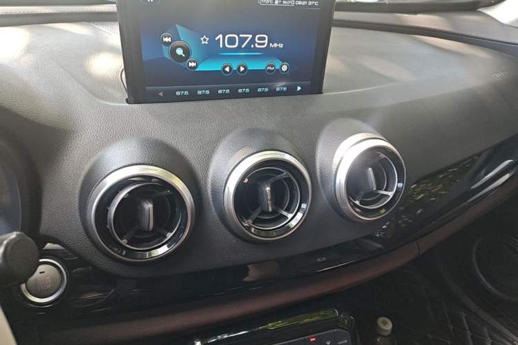Used Wey VV7 2017 2.0T Flagship Model Audio And AC Panel