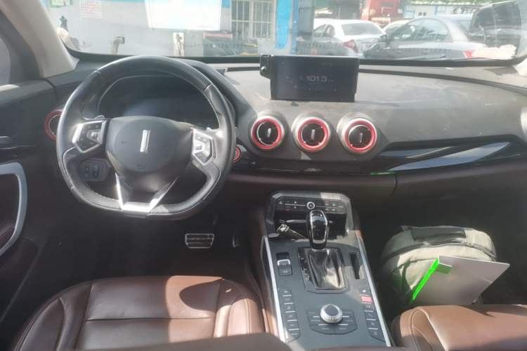 Used Wey VV7 2017 2.0T Flagship Model Center Console