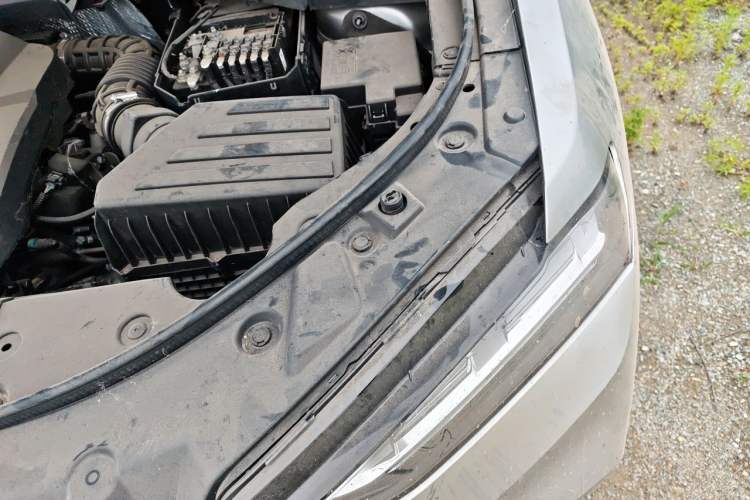 Used Wey VV7 2017 2.0T Ultra-Luxury Version Engine Bay Left
