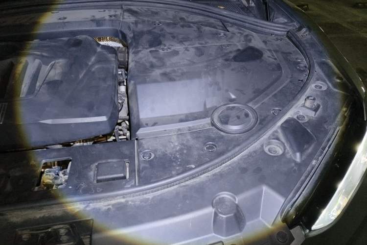 Used Wey VV7 2017 2.0T Flagship Model Engine Bay Left