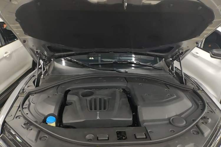 Used Wey VV7 2017 VV7c 2.0T Luxury Model Engine Bay