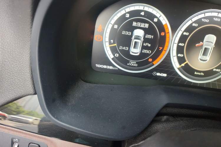 Used Wey VV7 2017 2.0T Flagship Model Odometer Close Up