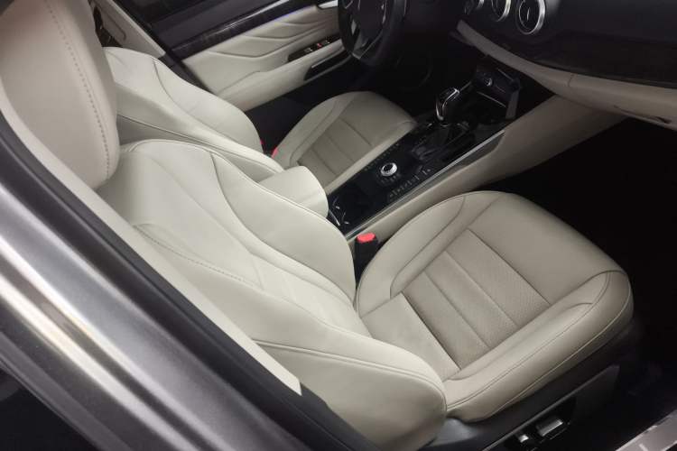Used Wey VV7 2017 2.0T Flagship Model Right Front Seat