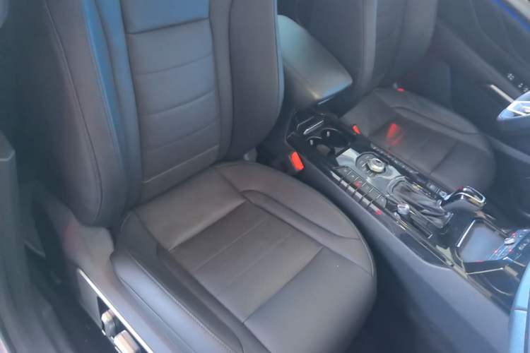 Used Wey VV7 2017 2.0T Flagship Model Right Front Seat