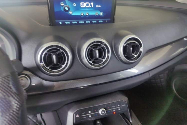 Used Wey VV7 2017 2.0T Ultra-Luxury Version Audio And AC Panel