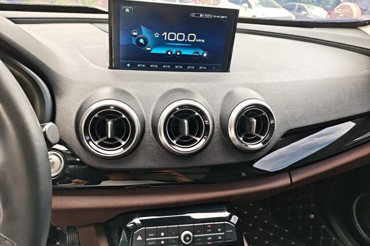 Used Wey VV7 2017 2.0T Ultra-Luxury Version Audio And AC Panel