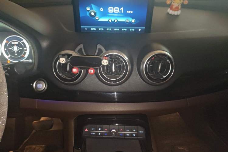 Used Wey VV7 2017 2.0T Ultra-Luxury Version Audio And AC Panel