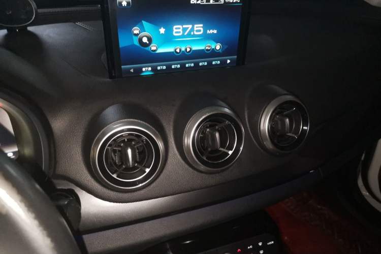 Used Wey VV7 2017 2.0T Flagship Model Audio And AC Panel