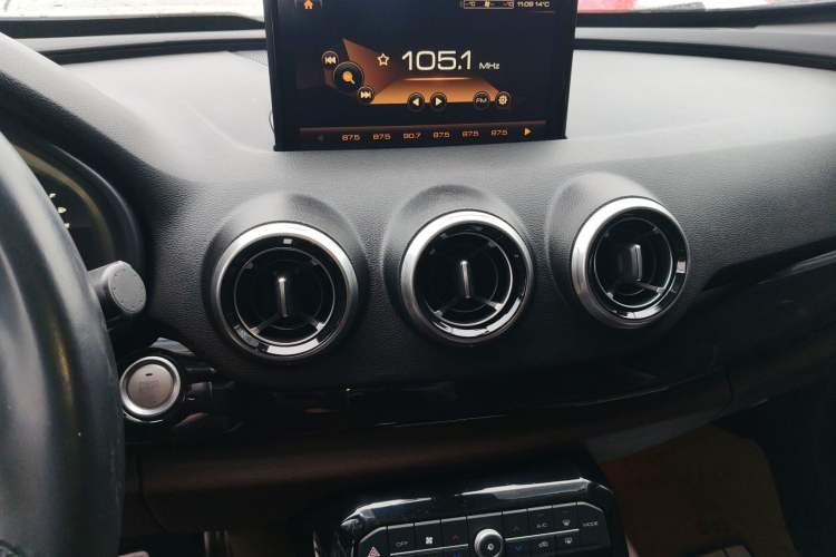 Used Wey VV7 2017 2.0T Flagship Model Audio And AC Panel