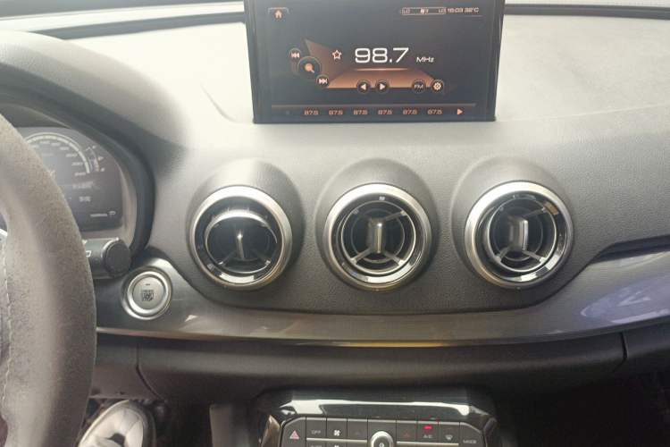 Used Wey VV7 2017 2.0T Ultra-Luxury Version Audio And AC Panel