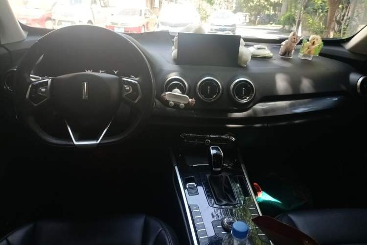 Used Wey VV7 2017 2.0T Luxury Model Center Console