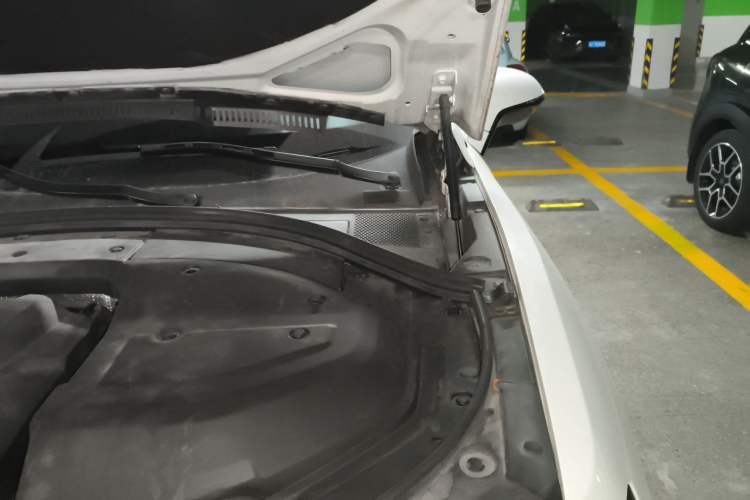 Used Wey VV7 2017 2.0T Ultra-Luxury Version Engine Bay Left