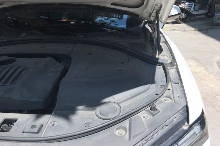 Used Wey VV7 2017 2.0T Ultra-Luxury Version Engine Bay Left