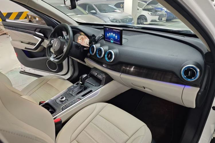 Used Wey VV7 2017 2.0T Ultra-Luxury Version Interior 2